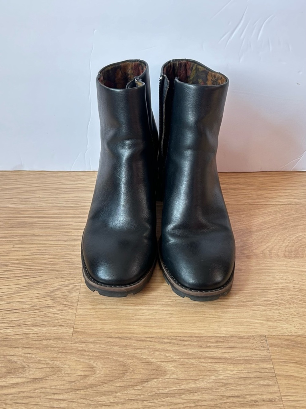 Korks Black Leather Ankle Boots Block Heel Zip Lug Sole Comfort size 6 M